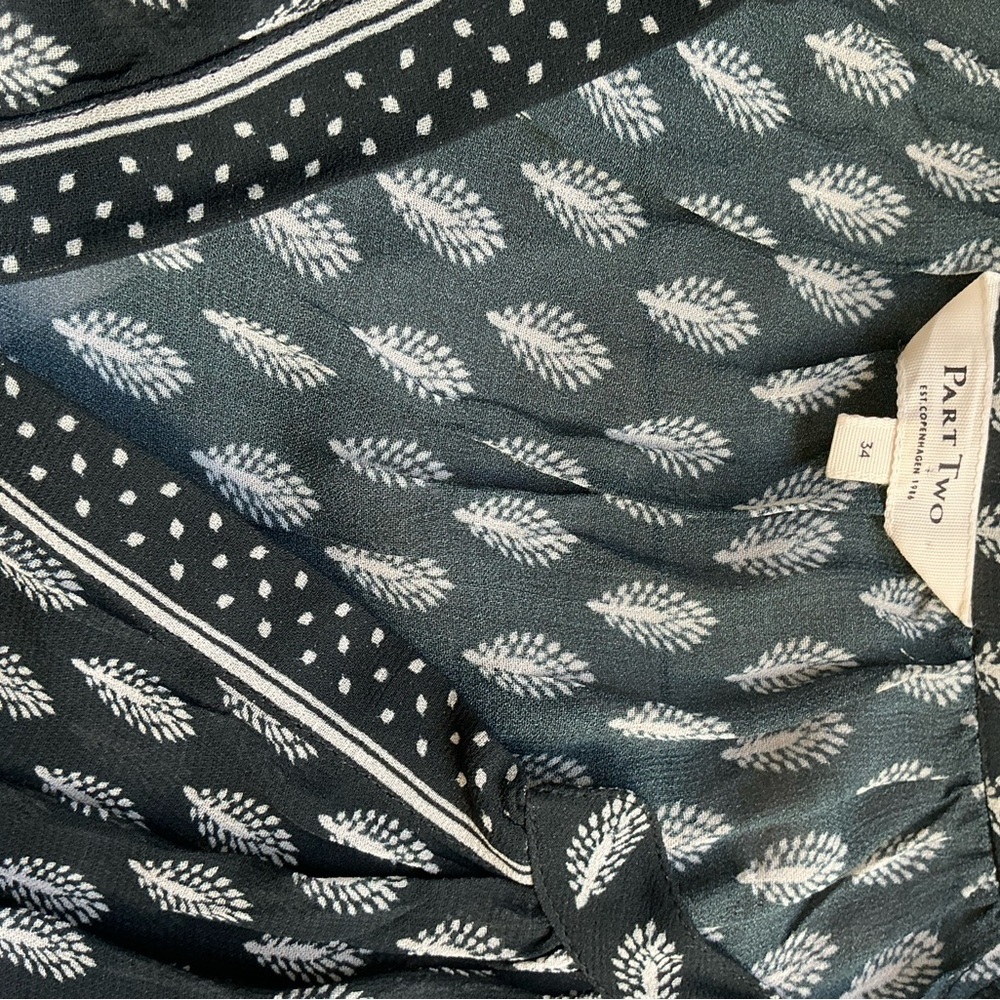 Black Printed V-Neck Long-Sleeve Blouse with Border Hem - Picture 3 of 4